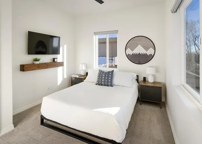 Flg Retreat - Modern With Mountain Views
